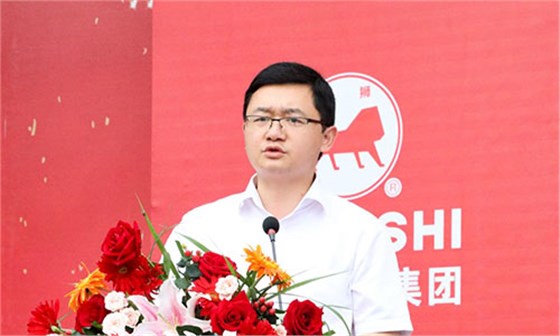 江州區(qū)委常委、常務(wù)副區(qū)長胡伯麟主持儀式