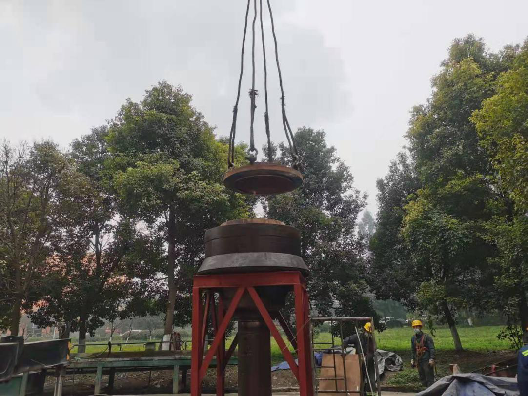 磨削完成后，先安裝隔圈，采用干冰冷卻軸承外圈的方法，安裝軸承外圈，壓緊端蓋