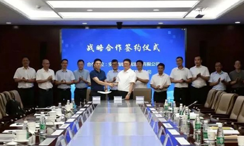中鐵十局總會計師陸乃銀與海螺水泥黨委委員、總經(jīng)理助理、長三角大區(qū)總裁虞水分別代表雙方簽署戰(zhàn)略合作協(xié)議書